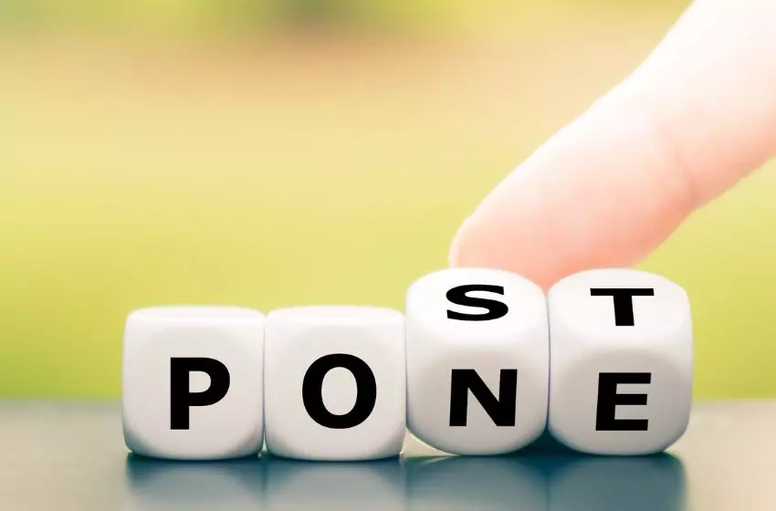 Perbedaan Postpone dengan Delay dalam Bahasa Inggris - Kampung Inggris